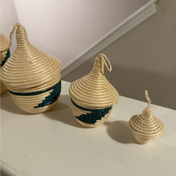 Rare  Rwandan Handmade Nesting Baskets with Lids 2.5”-9.5” set of 5 - Picture 7 of 9